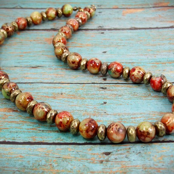Red and green multi color glass bead necklace mixed with burnished gold beads - Picture 7 of 12
